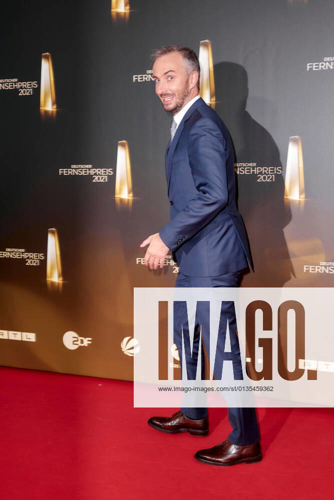 Der Deutsche Fernsehpreis 2021 Jan Böhmermann auf dem roten Teppich bei der Verleihung des Deutschen Fernsehpreises im Tanzbrunnen in Köln.