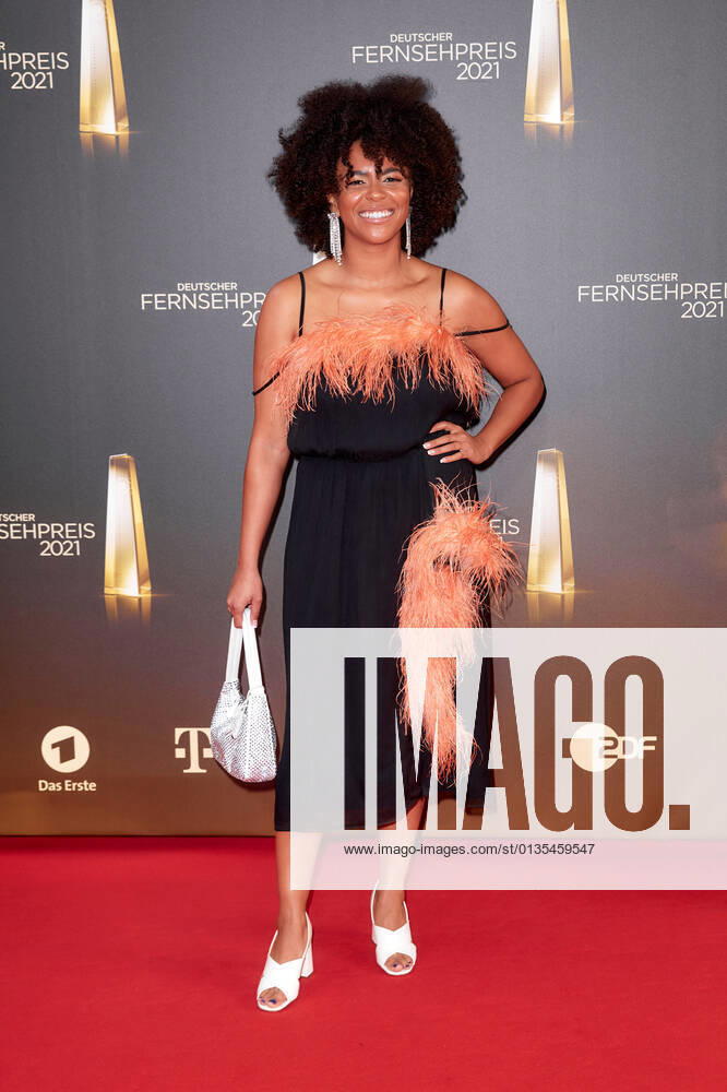 Der Deutsche Fernsehpreis 2021 Aminata Belli auf dem roten Teppich bei der Verleihung des Deutschen Fernsehpreises im Tanzbrunnen in Köln.