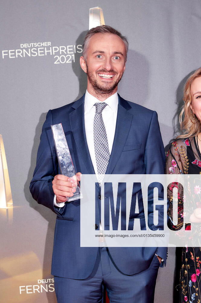 Der Deutsche Fernsehpreis 2021 Preisträger Jan Böhmermann auf dem roten Teppich bei der Verleihung des Deutschen Fernsehpreises im Tanzbrunnen in Köln.