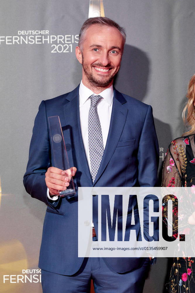 Der Deutsche Fernsehpreis 2021 Preisträger Jan Böhmermann auf dem roten Teppich bei der Verleihung des Deutschen Fernsehpreises im Tanzbrunnen in Köln.