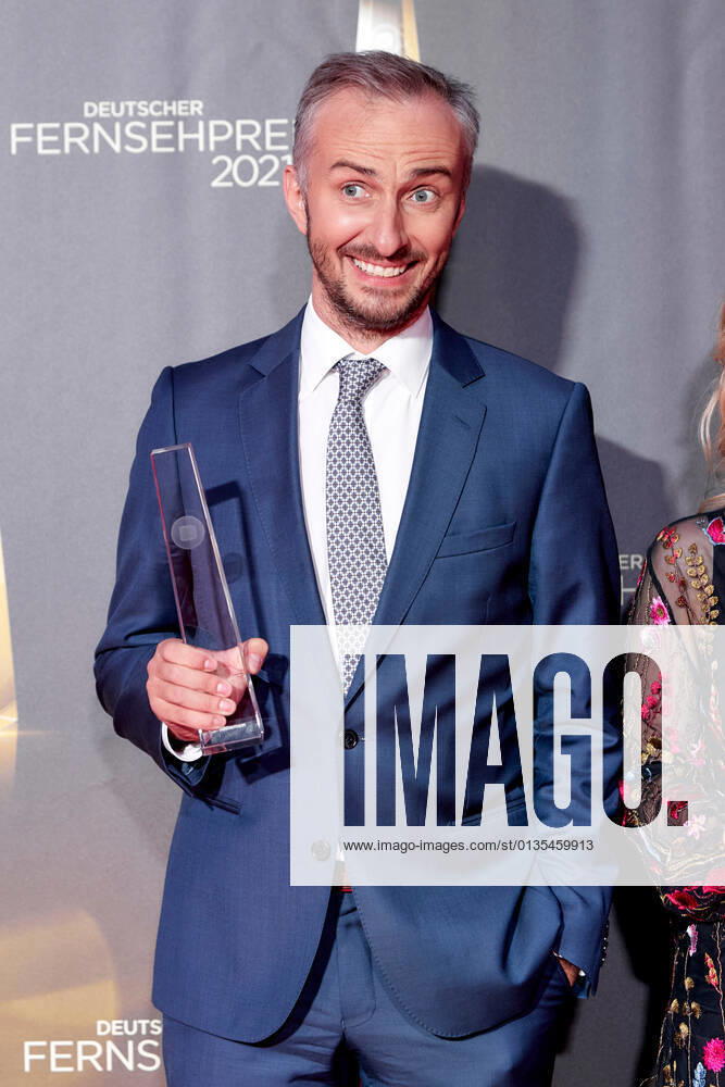 Der Deutsche Fernsehpreis 2021 Preisträger Jan Böhmermann auf dem roten Teppich bei der Verleihung des Deutschen Fernsehpreises im Tanzbrunnen in Köln.
