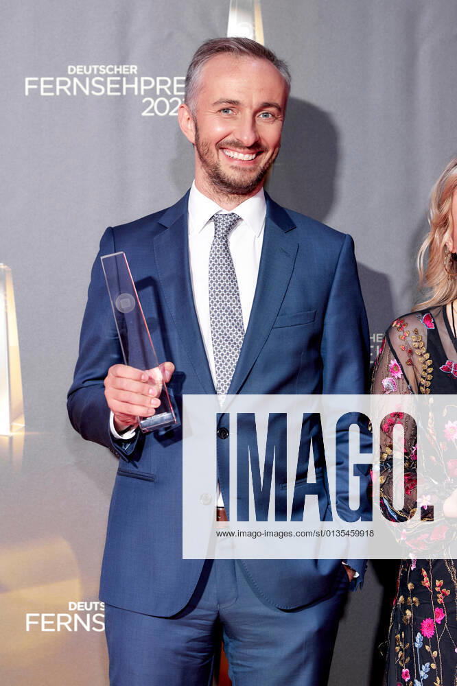 Der Deutsche Fernsehpreis 2021 Preisträger Jan Böhmermann auf dem roten Teppich bei der Verleihung des Deutschen Fernsehpreises im Tanzbrunnen in Köln.