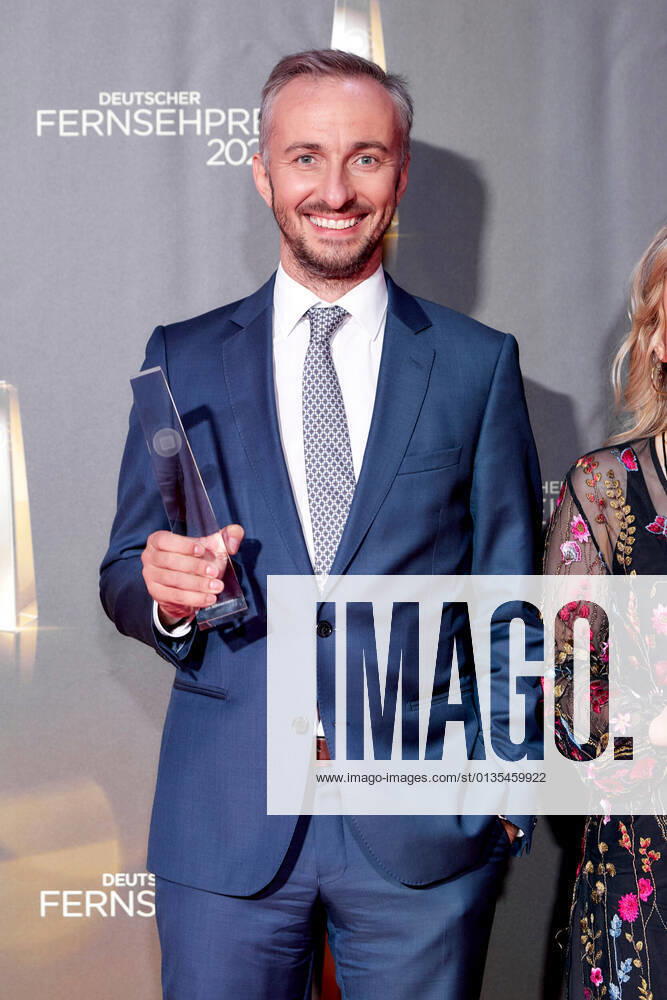 Der Deutsche Fernsehpreis 2021 Preisträger Jan Böhmermann auf dem roten Teppich bei der Verleihung des Deutschen Fernsehpreises im Tanzbrunnen in Köln.