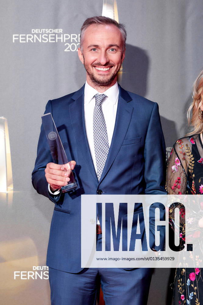 Der Deutsche Fernsehpreis 2021 Preisträger Jan Böhmermann auf dem roten Teppich bei der Verleihung des Deutschen Fernsehpreises im Tanzbrunnen in Köln.