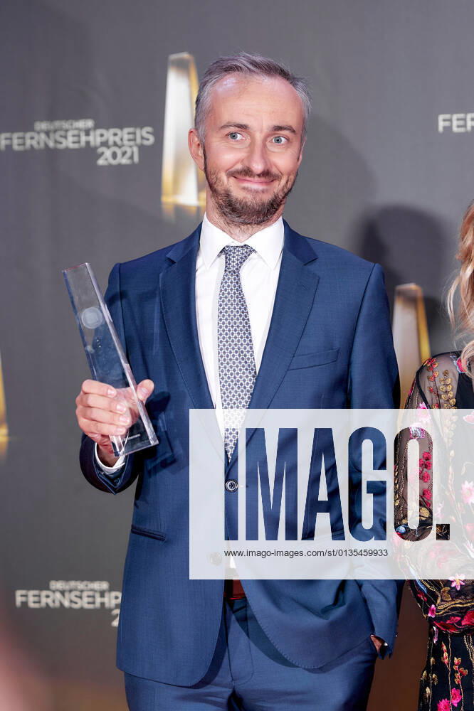 Der Deutsche Fernsehpreis 2021 Preisträger Jan Böhmermann auf dem roten Teppich bei der Verleihung des Deutschen Fernsehpreises im Tanzbrunnen in Köln.