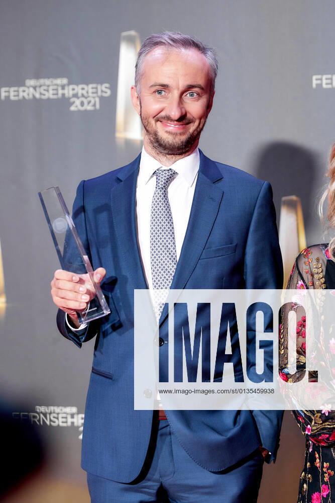 Der Deutsche Fernsehpreis 2021 Preisträger Jan Böhmermann auf dem roten Teppich bei der Verleihung des Deutschen Fernsehpreises im Tanzbrunnen in Köln.