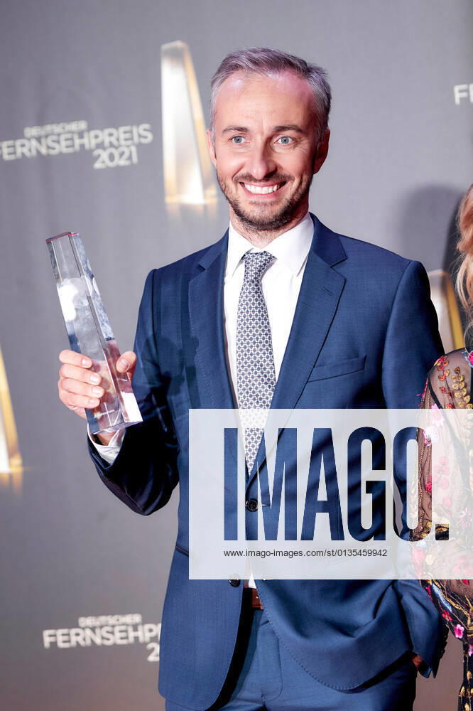 Der Deutsche Fernsehpreis 2021 Preisträger Jan Böhmermann auf dem roten Teppich bei der Verleihung des Deutschen Fernsehpreises im Tanzbrunnen in Köln.