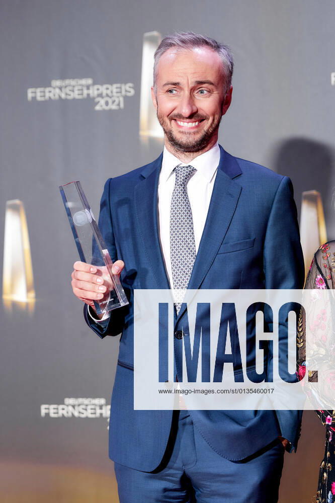 Der Deutsche Fernsehpreis 2021 Preisträger Jan Böhmermann auf dem roten Teppich bei der Verleihung des Deutschen Fernsehpreises im Tanzbrunnen in Köln.
