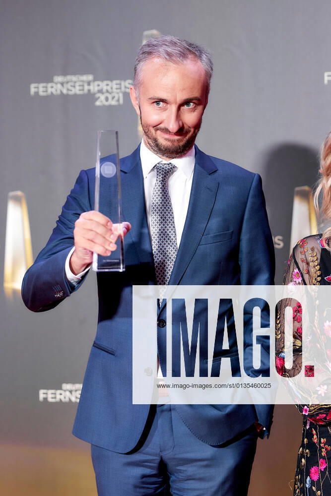 Der Deutsche Fernsehpreis 2021 Preisträger Jan Böhmermann auf dem roten Teppich bei der Verleihung des Deutschen Fernsehpreises im Tanzbrunnen in Köln.