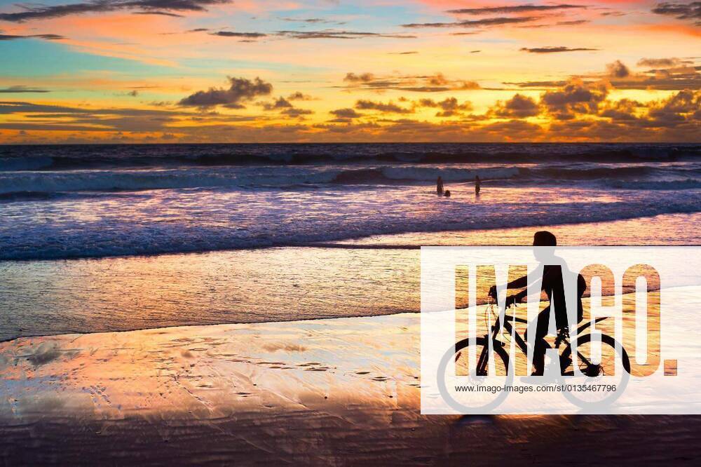 IMAGO Creative: Sommer Sport - Strand Cycling on the beach, silhouette, 12.10.2020,