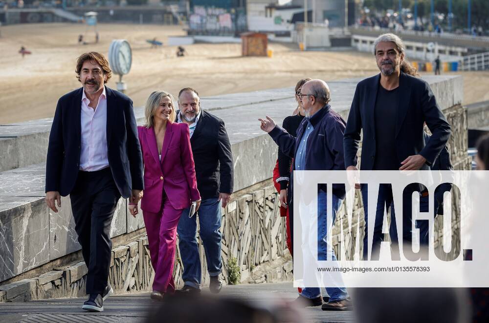 Spanish film maker, Fernando León de Aranoa (R), producer Jaume Roures (2R), and actors and cast members Javier Bardem (L), Fernando Arbizu (3L) and Sonia Almarcha pose after presenting the film El Buen Patron (lit: The Good Boss) at the 69th San Sebastian International Film Festival (SSIFF), in San Sebastian, Spain, 21 September 2021. The festival runs from 17 to 25 September. 69th San Sebastian International Film Festival !ACHTUNG: NUR REDAKTIONELLE NUTZUNG!