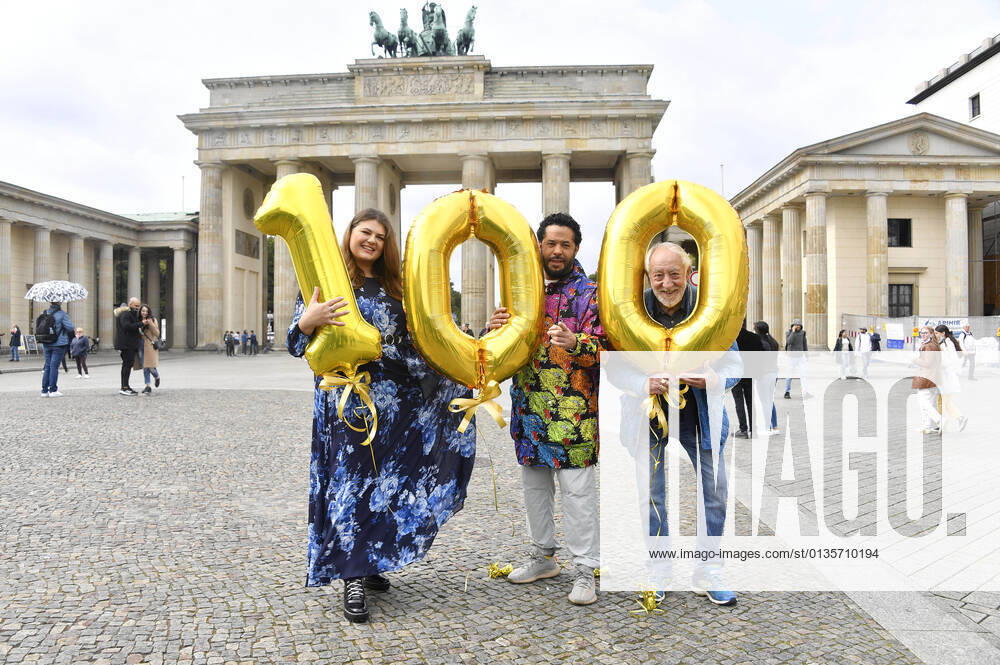 Dieter Hallervorden, Alina Wichmann und Adel Tawil beim Fototermin Celebrate at the Gate - 100 Tage bis Silvester am Brandenburger Tor. Berlin