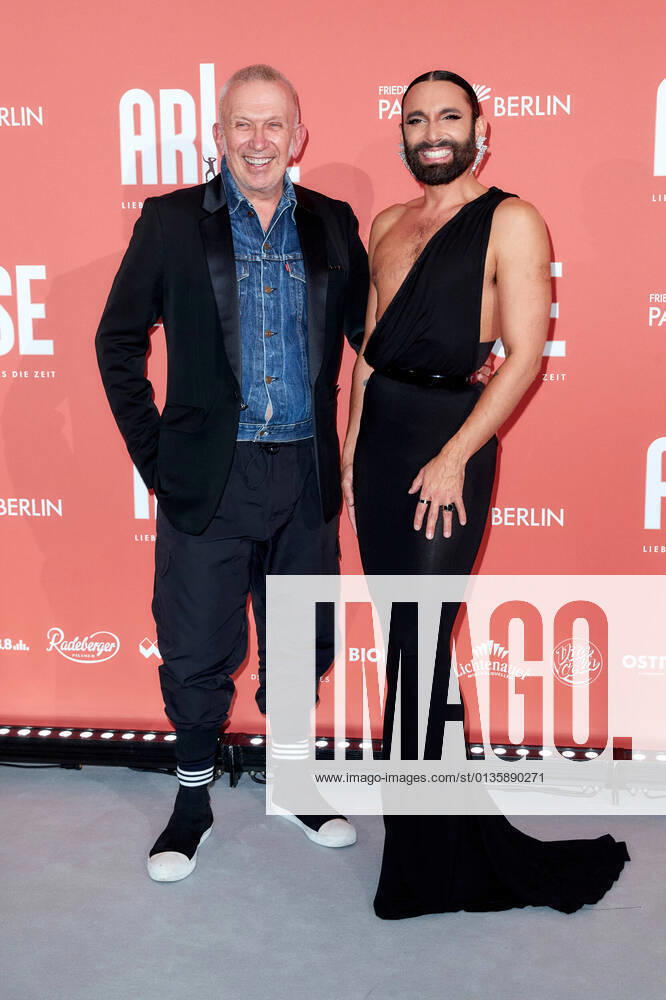 Bilder des Jahres 2021, Entertainment 09 September ARISE Grand Show Weltpremiere im Friedrichstadt-Palast Jean Paul Gaultier und Tom Neuwirth (Conchita Wurst) auf dem roten Teppich bei der Weltpremiere der ARISE Grand Show im Friedrichstadt-Palast in Berlin.
