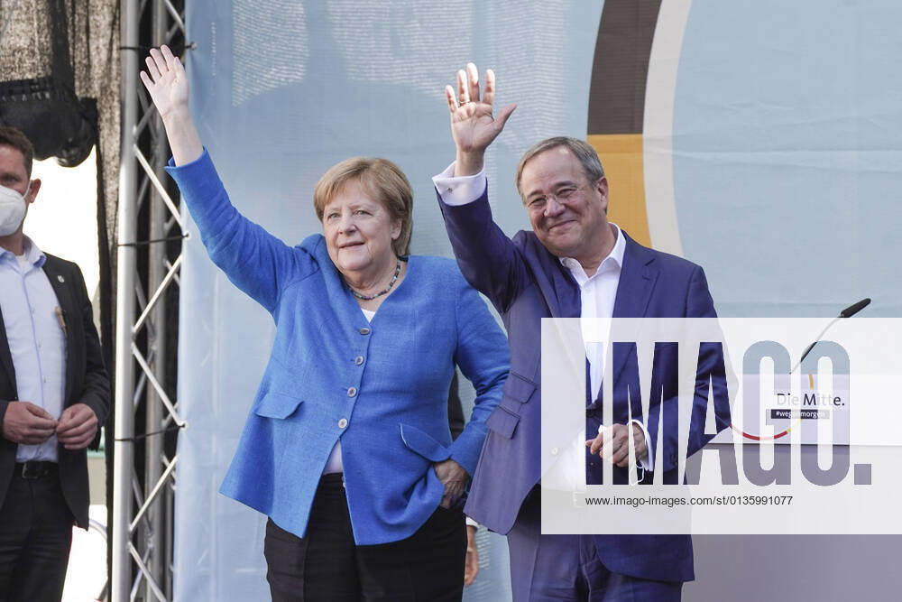 Wahlkampf Abschluss der CDU Bundespartei Aktuell, 25.09.2021,Aachen, Angela Merkel die deutsche CDU Bundeskanzlerin gemeinsam mit Armin Laschet auf der Buehne beim Wahlkampfabschluss der Partei in Aachen-Burtscheid Aachen Nordrhein-Westfalen Deutschland