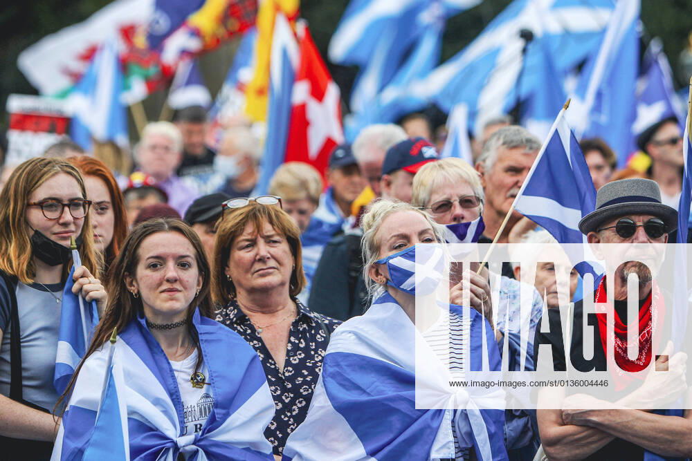Scottish Independence March Scottish independence supporters march through Edinburgh during an All Under One Banner march on September 25, 2021 in Edinburgh, Scotland. The aim of the organisers is to unify independent activists all over Scotland by organising marches and rallies, they have previously held major rallies in Edinburgh, Dumfries and Dundee. Edinburgh United Kingdom bootman-scottish210925_npxZ8