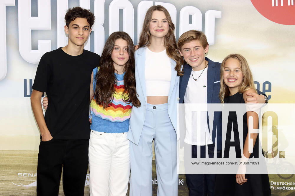 Caspar Fischer-Ortmann, Linda Madita, Emilia Flint, Leander Burat und Charlotte Martz bei der Premiere des Kinofilms Die Pfefferkörner und der Schatz der Tiefsee im Cinemaxx Dammtor. Hamburg