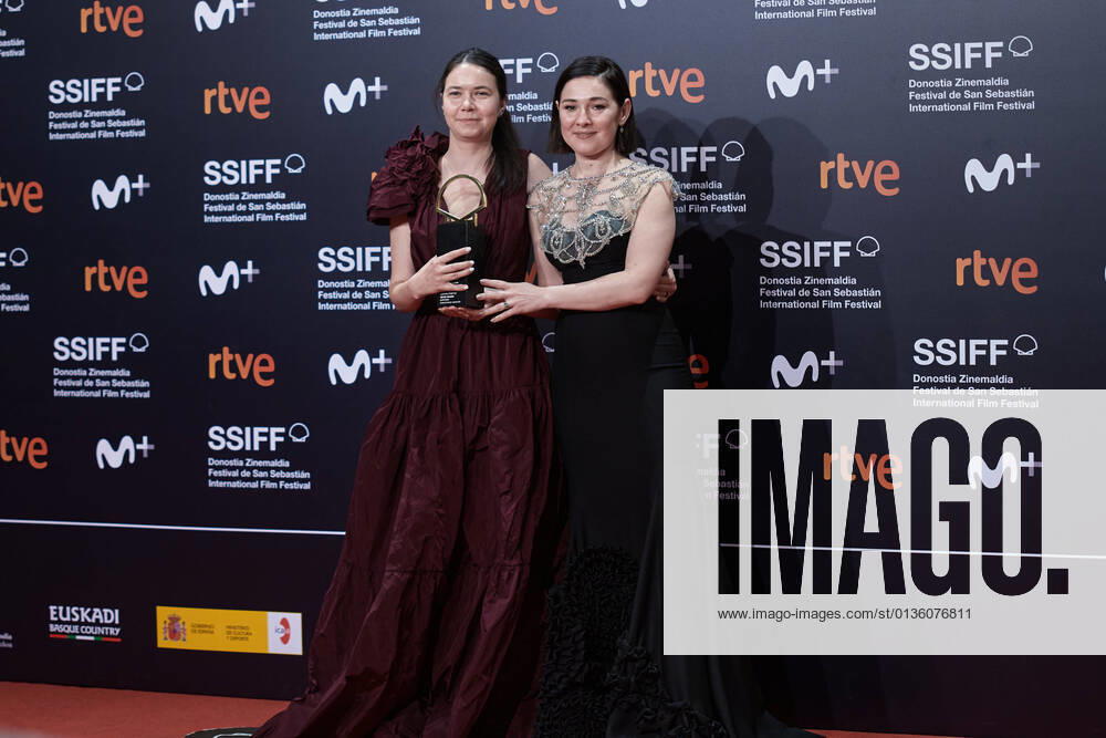 Bilder des Jahres 2021, Entertainment 09 September Red Carpet Of The Closing Gala Of The 69th San Sebastian Film Festival Alina Grigore and Romanian producer Gabi Suciu hold the Golden Shell Awards at the 69th San Sebastian Film Festival in San Sebastian, Spain on September 25, 2021. San Sebastian Spain coolmedia-sansebas210925_npKzk