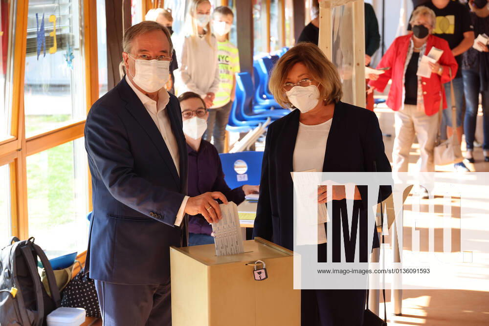 Laschet waehlt 26.09.2021, Germany, Aachen, Wahllokal, Bundestagswahl, CDU Armin Laschet und Ehefrau Sussanne waehloen in ihrem Wahllokal Aachen Nordrhein-Westfalen Germany