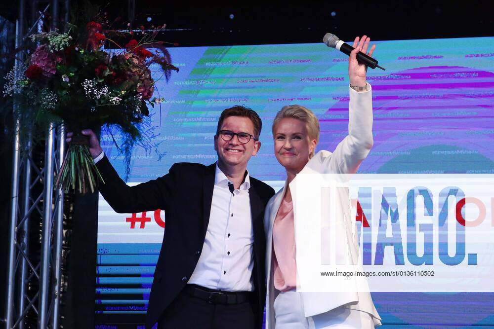 Blick am Sonntag (26.09.2021) in der Landeshauptstadt Schwerin auf eine Wahlparty der SPD des Landes Mecklenburg Vorpommern. In MV wird im Verlauf des Tages ein neuer Landtag gewählt. Die Sozialdemokraten sind dabei mit ihrer Spritzenkandidatin Manuela Schwesig als stärkste Kraft hervorgegangen. So gab es am Abend für die Sozialdemokraten richtig etwas zu feiern. Hier im Bild Manuela Schwesig mit ihrem Mann Stefan auf der Bühne