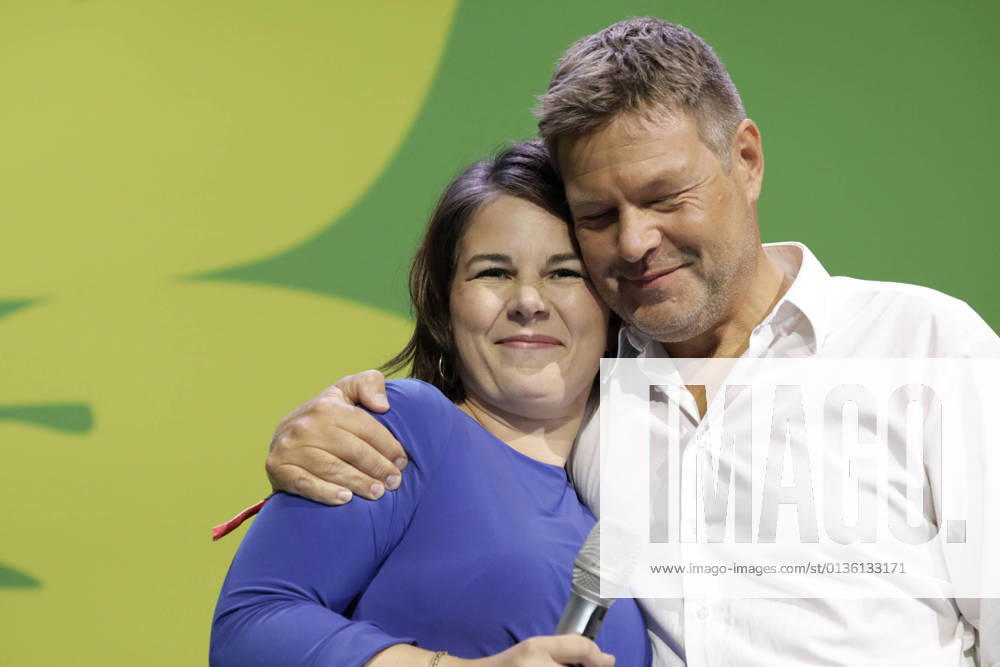 Annalena Baerbock, Kanzlerkandidatin und Bundesvorsitzende Buendnis 90 Die Gruenen, mit Robert Habeck am Wahlabend in der Columbiahalle, DEU, Berlin