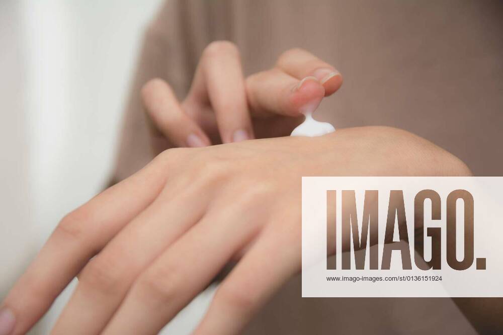 IMAGO Creative: Clickbait, Hautpflege und Kosmetik hand of woman apply lotion on skin of back hand., 12.10.2020,