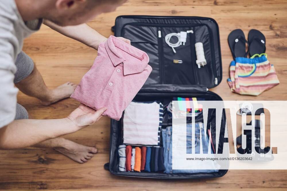 Preparing for trip model released, Symbolfoto, 12.10.2020,
