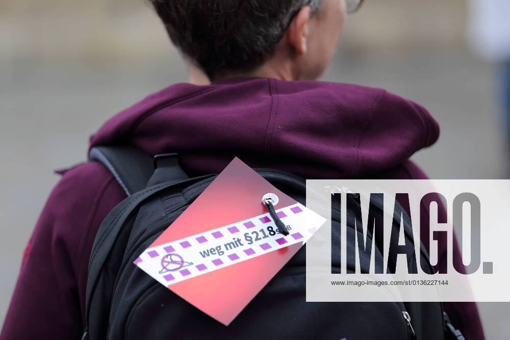 KW39 Eine Frau mit Schild Weg mit Paragraf 218 StGB während einer Kundgebung für die Entkriminalisierung von Schwangerschaftsabbrüchen anlässlich des International Safe Abortion Day auf dem Alten Markt in Potsdam, 28. September 2021. International Safe Abortion Day