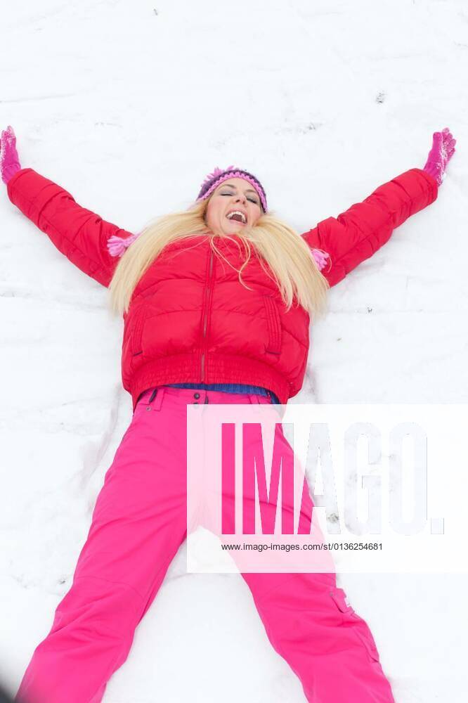 IMAGO Creative, Lifestyle, Barbiecore Girl in park in winter model released, Symbolfoto, 12.10.2020,