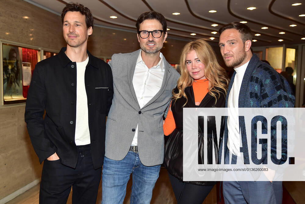 Ernst Lubitsch Preis Verleihung in Berlin ERNST-LUBITSCH-PREIS 2021 Florian David Fitzz, Simon Verhoeven, Palina Rojinski, Frederick Lau Verleihung des ERNST-LUBITSCH-PREIS 2021 in der ASTOR FilmLounge an Simon Verhoeven am 28.09.2021