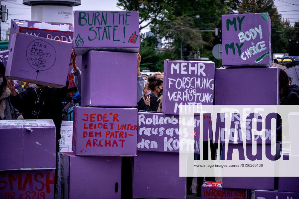 Demonstration für die Streichung von Âß218, Âß219 Demonstrant*innen errichten vor dem Ministerium für Gesundheit und Pflege eine Mauer aus Lianen Umzugskartons. Am 28.09.2021 fand anlässlich des Safe Abortion Day eine Feministische Demonstration in München statt welche die ersatzlose Streichung der Paragraphen 218, 219 forderte. Demonstration für die Streichung von Âß218, Âß219 München Bayern Deutschland
