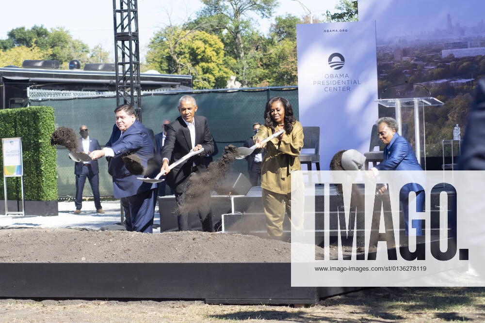 Illinois Governor J.B. PRITZKER, PRESIDENT BARACK OBAMA, MICHELLE OBAMA AND Chicago MAYOR LORI LIGHTFOOT dig in their shovels for the official groundbreaking of the Obama Presidential Center. Chicago USA - ZUMAh86_ 20210928_zap_h86_054