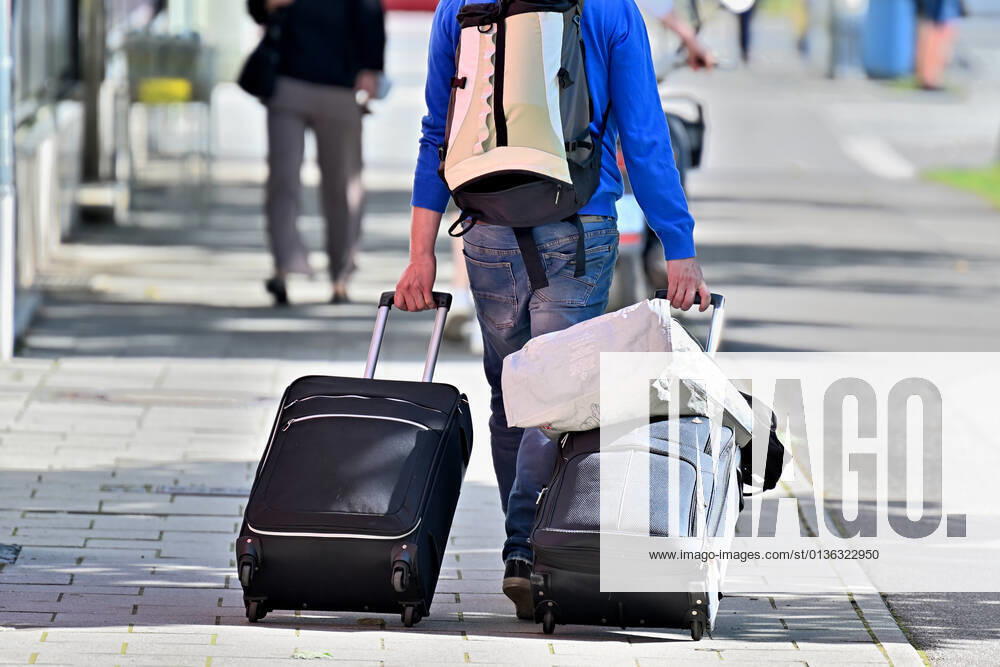 Alles dabei ! Mit Koffern, Rucksack und Tasche geht es auf die große Reise. München Bayern Deutschland