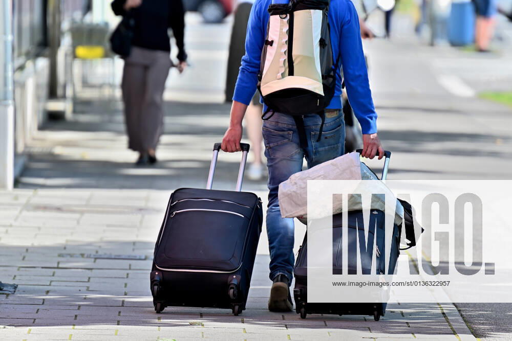 Alles dabei ! Mit Koffern, Rucksack und Tasche geht es auf die große Reise. München Bayern Deutschland