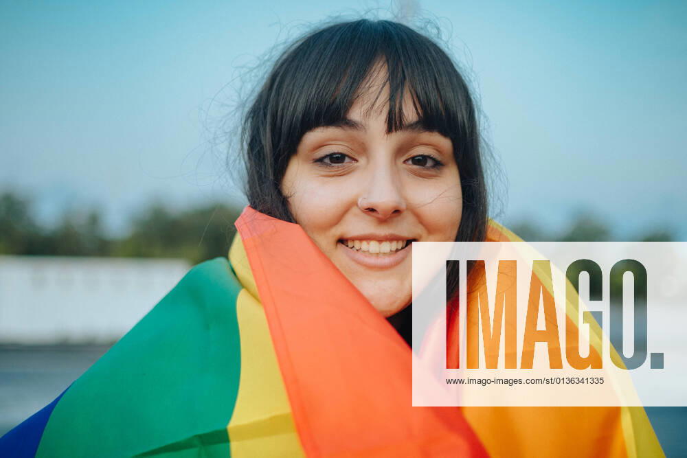 IMAGO Creative: Pride Month 2022, Engagement der Jugendlichen Portrait of a latina woman wearing the rainbow flag Madrid, Community of Madrid, Spain CR_ADRO210906-823177-01 ,model released, Symbolfoto