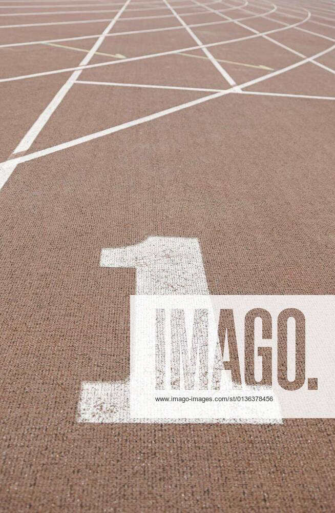 IMAGO Creative: Gesellschaft, Schule, Schulanfang Running track with number one, 12.10.2020,