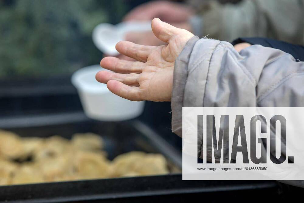 IMAGO Creative: Gesellschaft, Armut IMAGO Creative: Hunger IMAGO Creative: Zivildienst und ehrenamtliches Engagement Warm food for the poor and homeless, 12.10.2020,