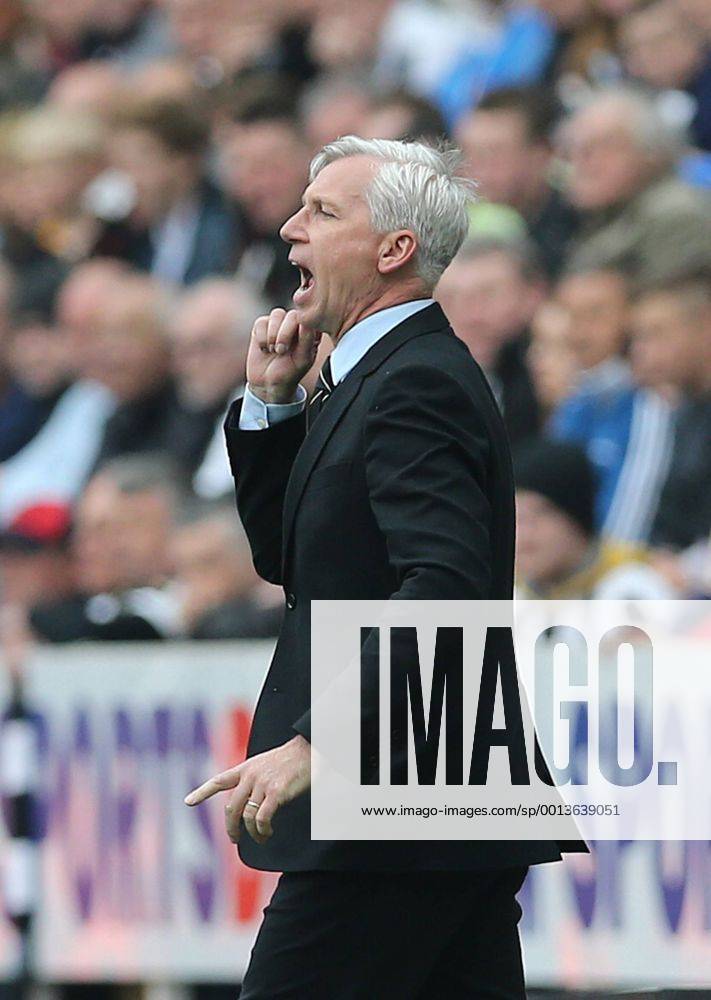Football - English Premiership - Newcastle v Arsenal Alan Pardew of Newcastle shouts instructions during the Newcastle v Arsenal, Barclay s Premier League football match at St James Park, Newcastle. Colorsport 19th May 2013