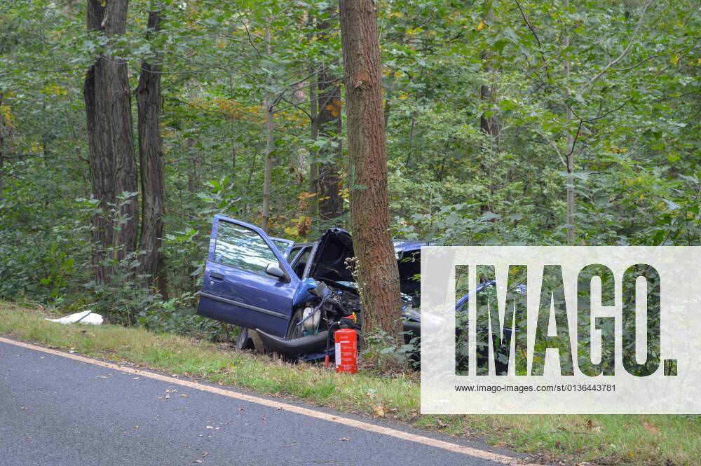 Senftenberg - Peugeot prallt frontal gegen Baum: Fahrer und Hund sterben 27.09.2021 gegen 09:06 Uhr Senftenberg, Senftenberger Str. zwischen Niemtsch und Peikwitz Fotograf: LausitzNews Justin Seidel Zu einem schweren Verkehrsunfall kam es am Montagmorgen auf der Senftenberger Straße zwischen Niemtsch und Peikwitz. Der Fahrer eines Peugeot 306 war in Richtung Peikwitz unterwegs, als er in einem Waldstück unvermittelt nach links von der Straße abkam und frontal gegen einen Baum prallte. Durch den Aufprall wurde das Fahrzeug schwer beschädigt. Ersthelfer waren sofort zur Stelle und eilten zum Unfallfahrzeug. Nach Aussagen vor Ort war der Fahrer ansprechbar und hatte Schmerzen in der Brust. Rettugskräfte kümmerten sich kurze Zeit später