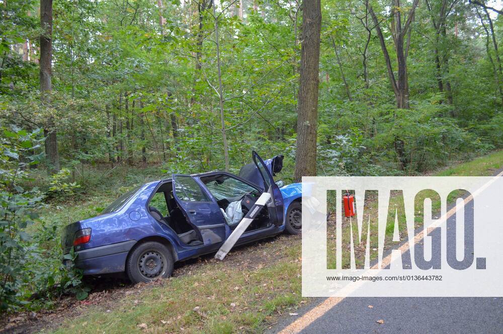 Senftenberg - Peugeot prallt frontal gegen Baum: Fahrer und Hund sterben 27.09.2021 gegen 09:06 Uhr Senftenberg, Senftenberger Str. zwischen Niemtsch und Peikwitz Fotograf: LausitzNews Justin Seidel Zu einem schweren Verkehrsunfall kam es am Montagmorgen auf der Senftenberger Straße zwischen Niemtsch und Peikwitz. Der Fahrer eines Peugeot 306 war in Richtung Peikwitz unterwegs, als er in einem Waldstück unvermittelt nach links von der Straße abkam und frontal gegen einen Baum prallte. Durch den Aufprall wurde das Fahrzeug schwer beschädigt. Ersthelfer waren sofort zur Stelle und eilten zum Unfallfahrzeug. Nach Aussagen vor Ort war der Fahrer ansprechbar und hatte Schmerzen in der Brust. Rettugskräfte kümmerten sich kurze Zeit später