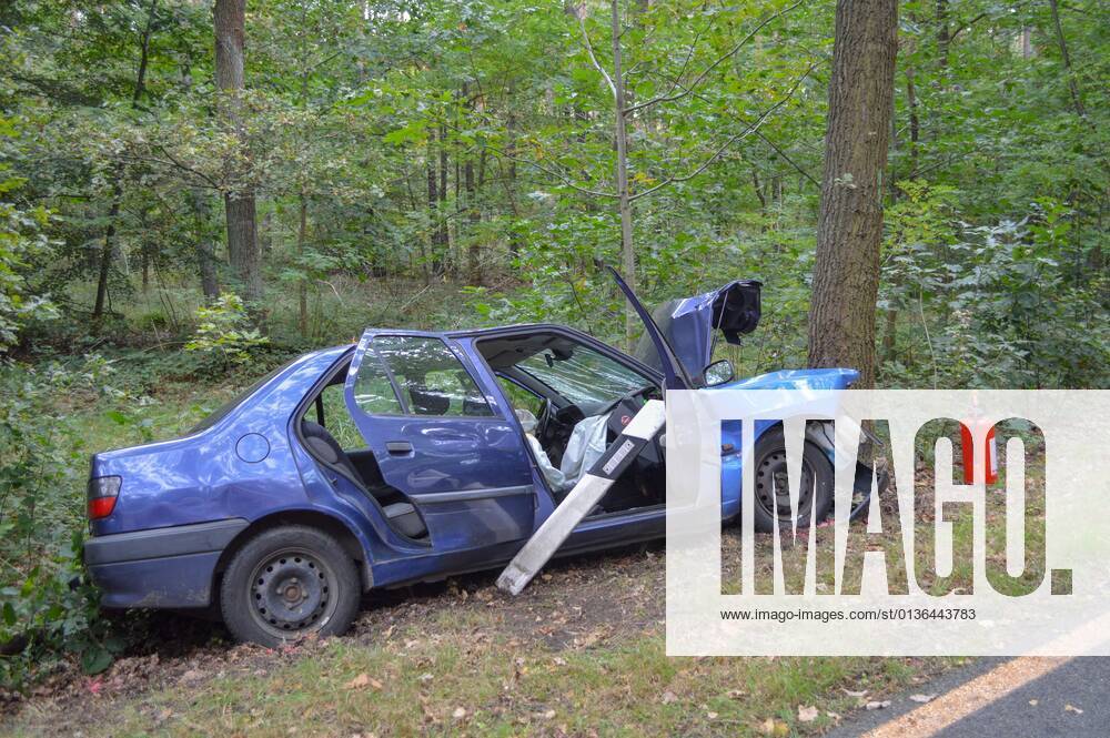 Senftenberg - Peugeot prallt frontal gegen Baum: Fahrer und Hund sterben 27.09.2021 gegen 09:06 Uhr Senftenberg, Senftenberger Str. zwischen Niemtsch und Peikwitz Fotograf: LausitzNews Justin Seidel Zu einem schweren Verkehrsunfall kam es am Montagmorgen auf der Senftenberger Straße zwischen Niemtsch und Peikwitz. Der Fahrer eines Peugeot 306 war in Richtung Peikwitz unterwegs, als er in einem Waldstück unvermittelt nach links von der Straße abkam und frontal gegen einen Baum prallte. Durch den Aufprall wurde das Fahrzeug schwer beschädigt. Ersthelfer waren sofort zur Stelle und eilten zum Unfallfahrzeug. Nach Aussagen vor Ort war der Fahrer ansprechbar und hatte Schmerzen in der Brust. Rettugskräfte kümmerten sich kurze Zeit später
