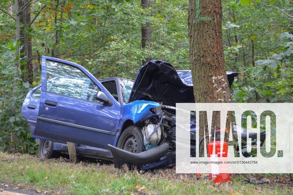 Senftenberg - Peugeot prallt frontal gegen Baum: Fahrer und Hund sterben 27.09.2021 gegen 09:06 Uhr Senftenberg, Senftenberger Str. zwischen Niemtsch und Peikwitz Fotograf: LausitzNews Justin Seidel Zu einem schweren Verkehrsunfall kam es am Montagmorgen auf der Senftenberger Straße zwischen Niemtsch und Peikwitz. Der Fahrer eines Peugeot 306 war in Richtung Peikwitz unterwegs, als er in einem Waldstück unvermittelt nach links von der Straße abkam und frontal gegen einen Baum prallte. Durch den Aufprall wurde das Fahrzeug schwer beschädigt. Ersthelfer waren sofort zur Stelle und eilten zum Unfallfahrzeug. Nach Aussagen vor Ort war der Fahrer ansprechbar und hatte Schmerzen in der Brust. Rettugskräfte kümmerten sich kurze Zeit später