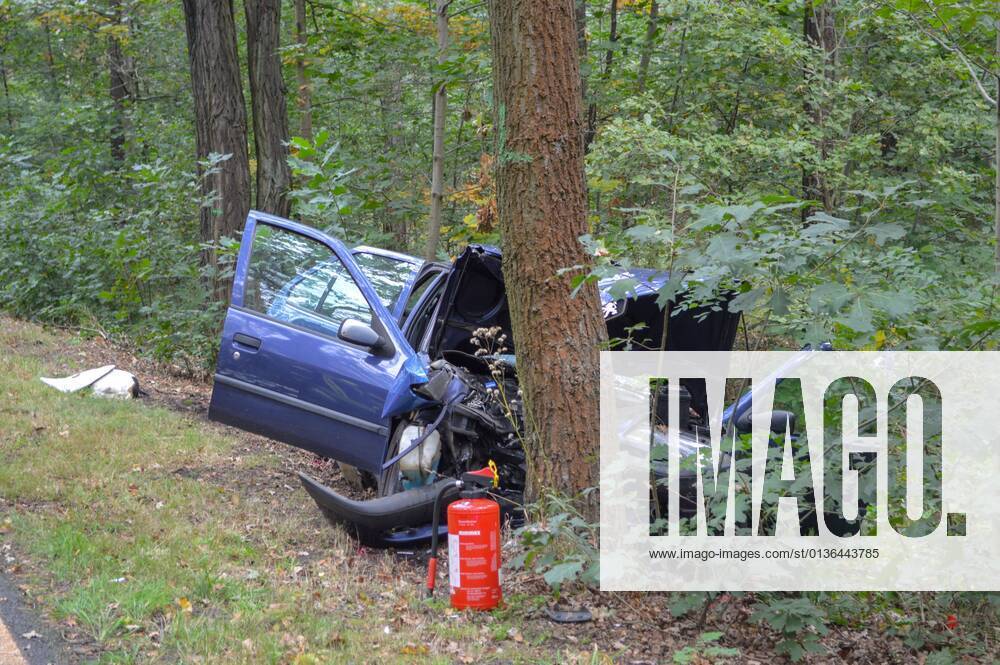 Senftenberg - Peugeot prallt frontal gegen Baum: Fahrer und Hund sterben 27.09.2021 gegen 09:06 Uhr Senftenberg, Senftenberger Str. zwischen Niemtsch und Peikwitz Fotograf: LausitzNews Justin Seidel Zu einem schweren Verkehrsunfall kam es am Montagmorgen auf der Senftenberger Straße zwischen Niemtsch und Peikwitz. Der Fahrer eines Peugeot 306 war in Richtung Peikwitz unterwegs, als er in einem Waldstück unvermittelt nach links von der Straße abkam und frontal gegen einen Baum prallte. Durch den Aufprall wurde das Fahrzeug schwer beschädigt. Ersthelfer waren sofort zur Stelle und eilten zum Unfallfahrzeug. Nach Aussagen vor Ort war der Fahrer ansprechbar und hatte Schmerzen in der Brust. Rettugskräfte kümmerten sich kurze Zeit später