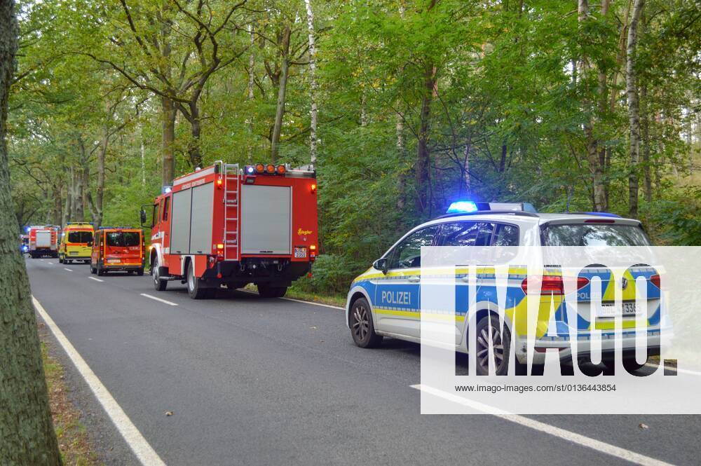 Senftenberg - Peugeot prallt frontal gegen Baum: Fahrer und Hund sterben 27.09.2021 gegen 09:06 Uhr Senftenberg, Senftenberger Str. zwischen Niemtsch und Peikwitz Fotograf: LausitzNews Justin Seidel Zu einem schweren Verkehrsunfall kam es am Montagmorgen auf der Senftenberger Straße zwischen Niemtsch und Peikwitz. Der Fahrer eines Peugeot 306 war in Richtung Peikwitz unterwegs, als er in einem Waldstück unvermittelt nach links von der Straße abkam und frontal gegen einen Baum prallte. Durch den Aufprall wurde das Fahrzeug schwer beschädigt. Ersthelfer waren sofort zur Stelle und eilten zum Unfallfahrzeug. Nach Aussagen vor Ort war der Fahrer ansprechbar und hatte Schmerzen in der Brust. Rettugskräfte kümmerten sich kurze Zeit später