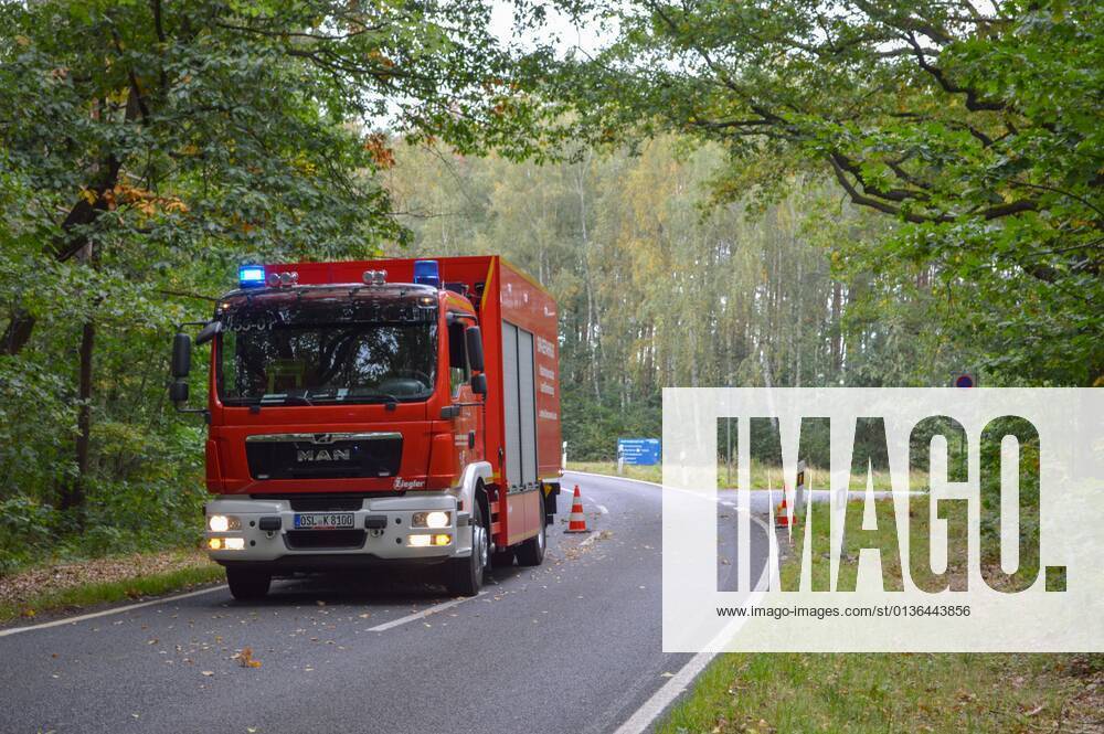 Senftenberg - Peugeot prallt frontal gegen Baum: Fahrer und Hund sterben 27.09.2021 gegen 09:06 Uhr Senftenberg, Senftenberger Str. zwischen Niemtsch und Peikwitz Fotograf: LausitzNews Justin Seidel Zu einem schweren Verkehrsunfall kam es am Montagmorgen auf der Senftenberger Straße zwischen Niemtsch und Peikwitz. Der Fahrer eines Peugeot 306 war in Richtung Peikwitz unterwegs, als er in einem Waldstück unvermittelt nach links von der Straße abkam und frontal gegen einen Baum prallte. Durch den Aufprall wurde das Fahrzeug schwer beschädigt. Ersthelfer waren sofort zur Stelle und eilten zum Unfallfahrzeug. Nach Aussagen vor Ort war der Fahrer ansprechbar und hatte Schmerzen in der Brust. Rettugskräfte kümmerten sich kurze Zeit später