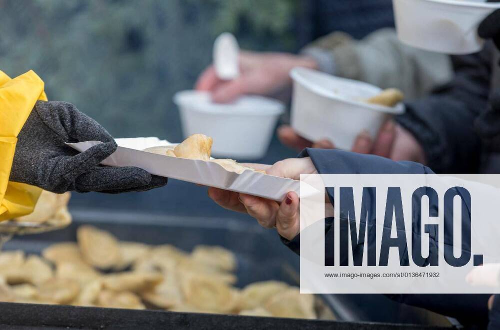 IMAGO Creative: Gesellschaft, Integration IMAGO Creative: Zivildienst und ehrenamtliches Engagement Warm food for the poor and homeless, 12.10.2020,