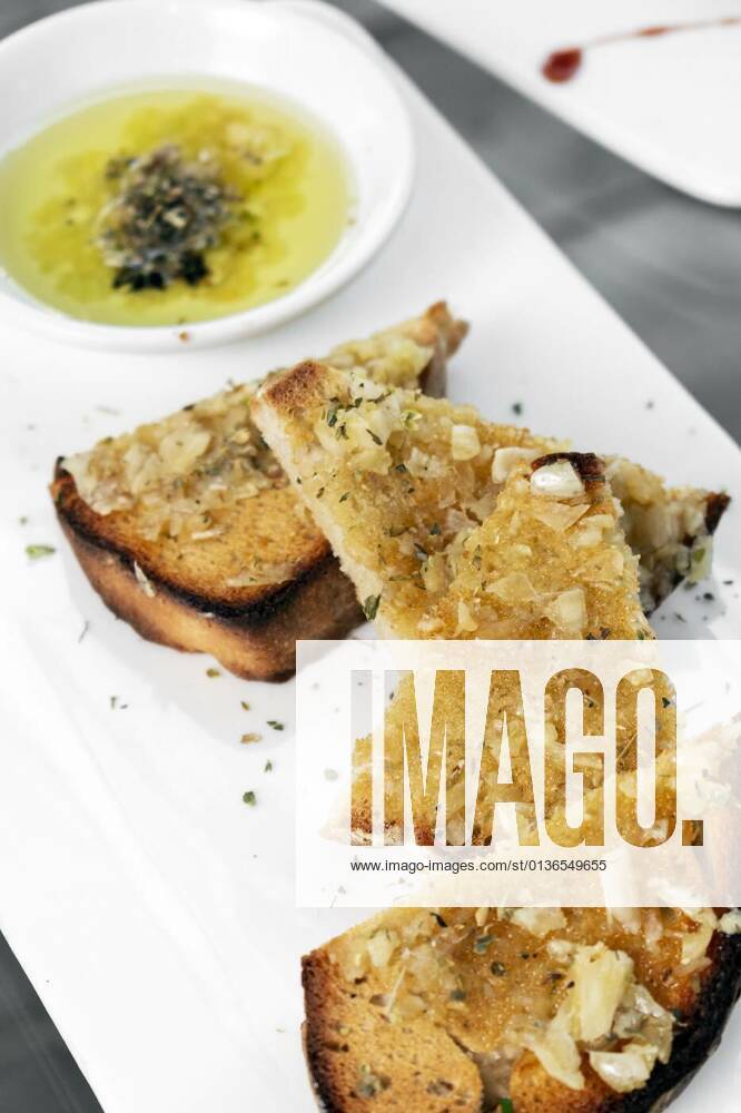 IMAGO Creative, Food, Brot, Knoblauchbrot portuguese traditional tiborna garlic and herb toast tapas snack food, 12.10.2020,