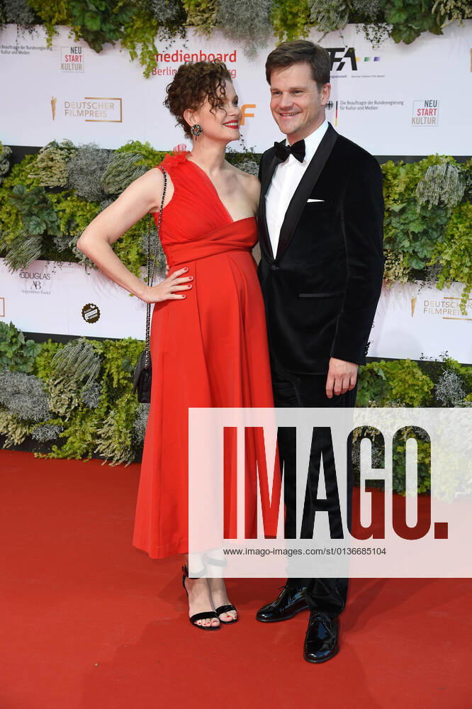 Benjamin Herrmann mit schwangerer Freundin Caroline Rosales Deutscher Filmpreis 2021 im Palais am Funkturm (Messe Berlin) in Berlin am 01.10.2021