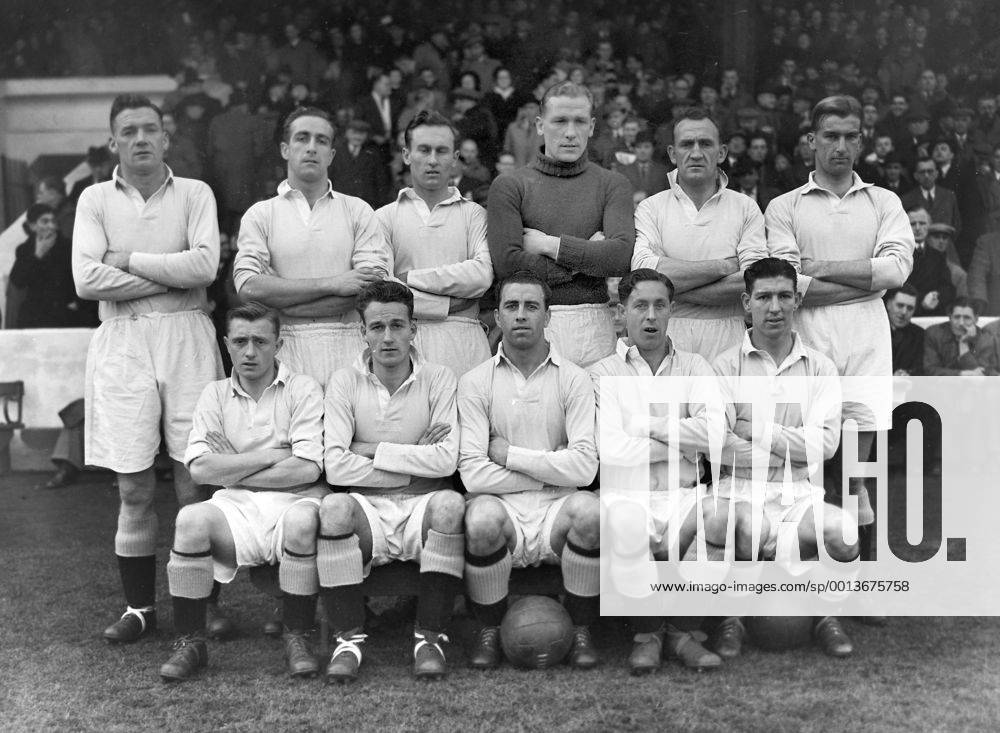 Football - 1950 1951 Second Division - Manchester City team group before kick-off at Maine Road on 28 10 1950. Back (left to right): Dennis Westcott, Ernie Phillips, Billy Spurdle, Bert Trautmann, Eric Westwood, Jack Rigby. Front: Jimmy Alison, Johnny Hart, Roy Paul, George Smith, Roy Clarke.