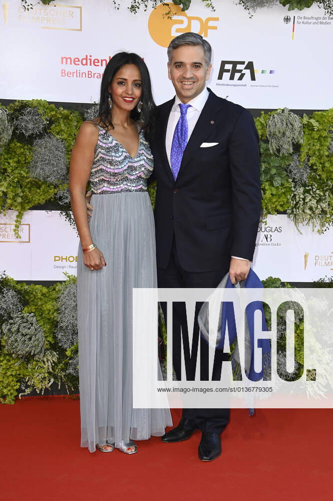 Sawsan Chebli mit Ehemann Nizar Maarouf bei der 71. Verleihung des Deutschen Filmpreises 2021 im Palais am Funkturm in der Messe Berlin. Berlin