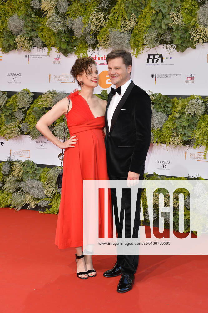Benjamin Herrmann mit schwangerer Freundin Caroline Rosales Deutscher Filmpreis 2021 Preis, Auszeichnung, Ehrung Lola Palais am Funkturm Berlin 01. Oktober 2021
